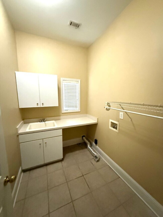 Building Photo - ** 4 Bed 3 Bath located in Deer Creek ** Call our self showing number to schedule a tour 334-366-...