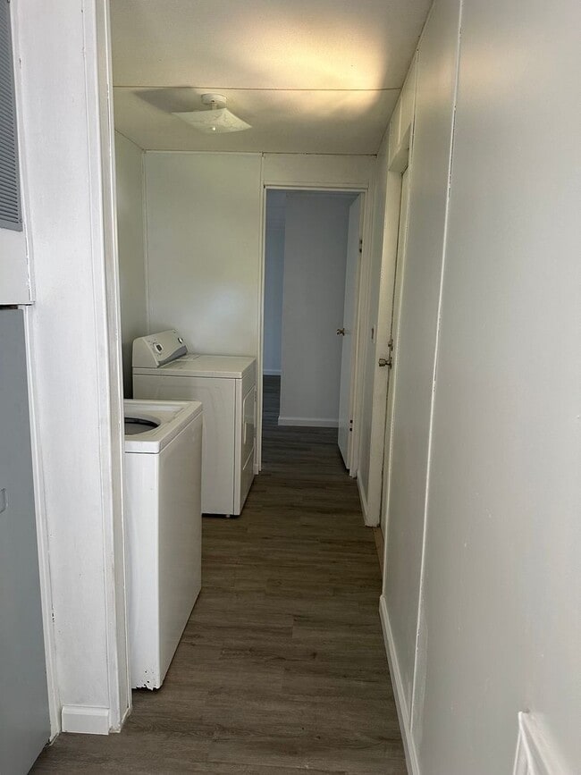 Building Photo - FOR RENT