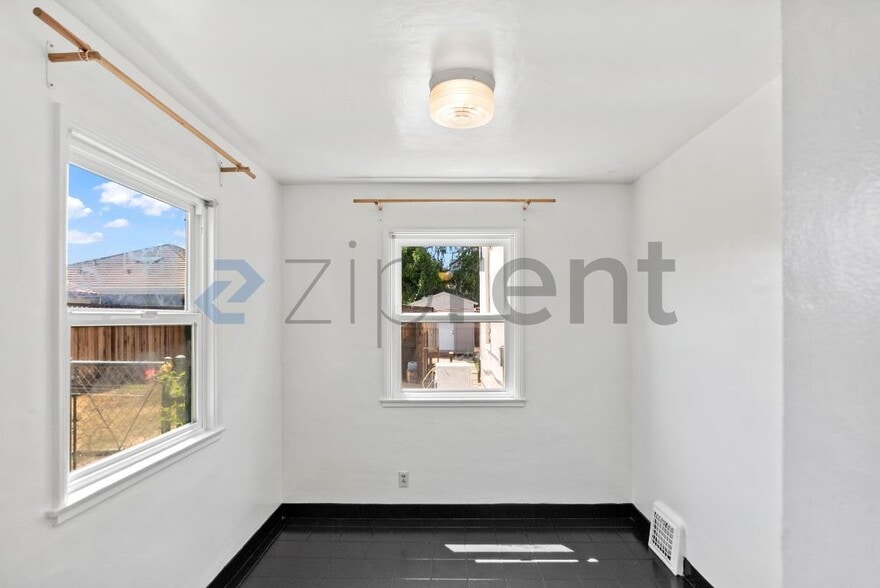 Building Photo - Unit