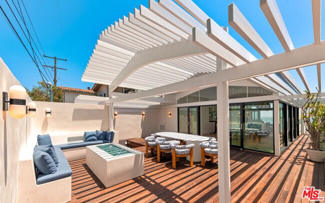 Building Photo - 27044 Malibu Cove Colony Dr