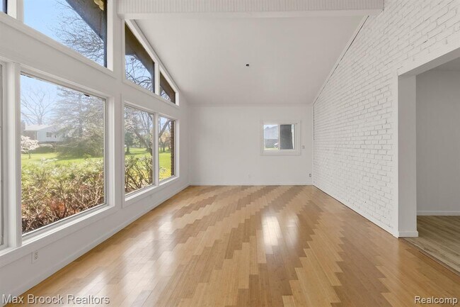 Building Photo - 6207 Nicholas Dr