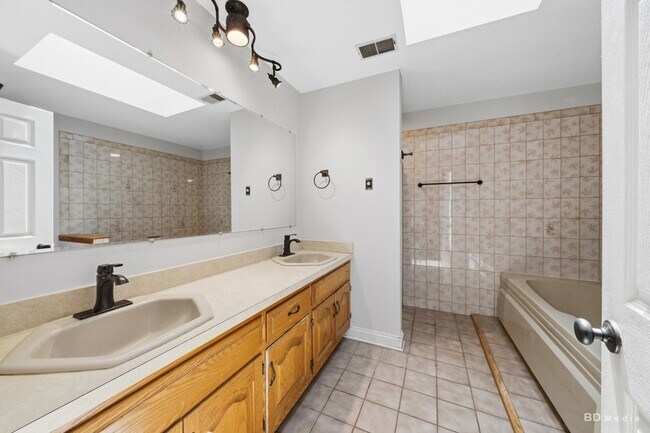 Building Photo - 13025 Silver Fox Dr