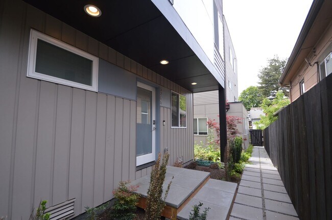 Building Photo - pre leasing for fall 2024