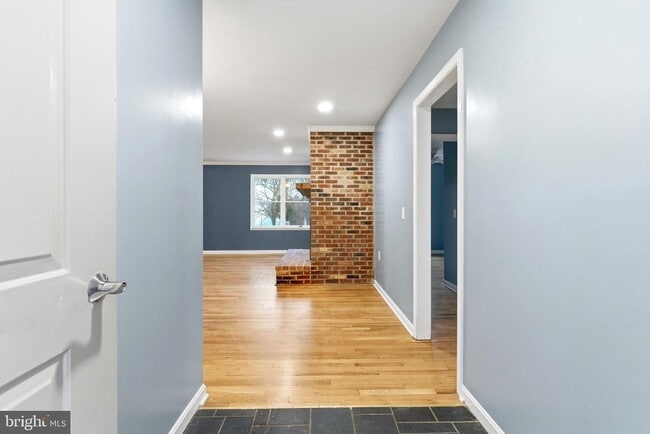 Building Photo - 122 Stuart Dr