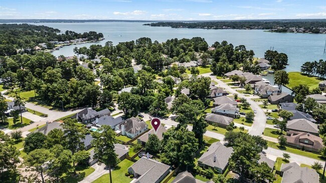 Building Photo - 12714 Lakeshore Dr