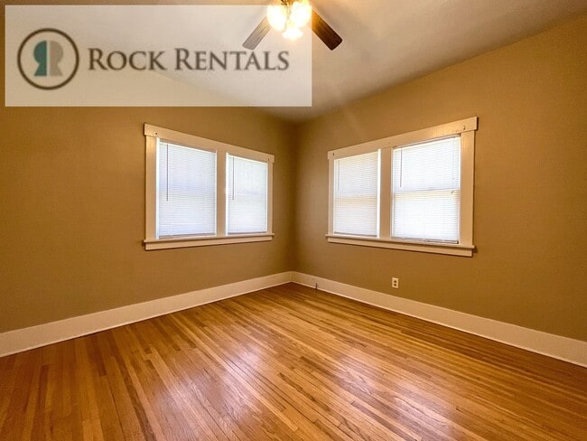 Building Photo - 2 Bed 1 Bath with Hardwood floors