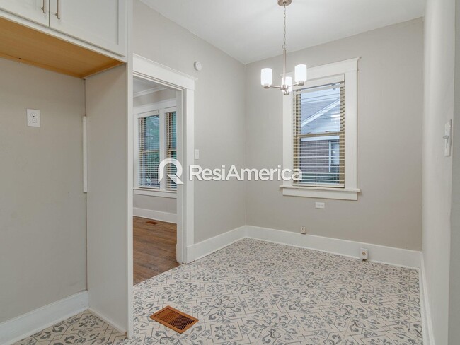 Building Photo - Gorgeously Renovated 3BR/2B Midtown Beauty!!