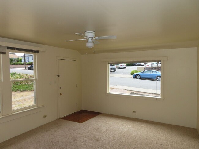 Building Photo - Wonderful unit in desireable location in M...