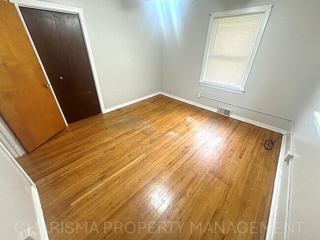 Building Photo - Spacious 2 Bedroom, 1.5 Bath Home, Newly U...