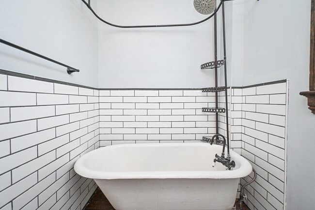 Building Photo - 735 Considine Ave