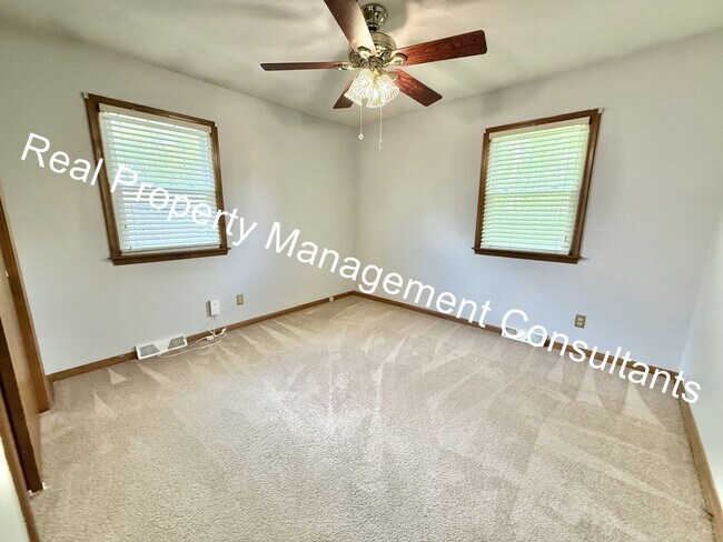 Building Photo - 2 Bedroom, 1.5 Bath Now Available!