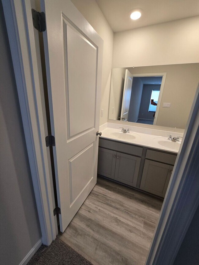 Building Photo - BRAND NEW 3 BEDROOM TOWNHOUSE IN PRINCE GEORGE