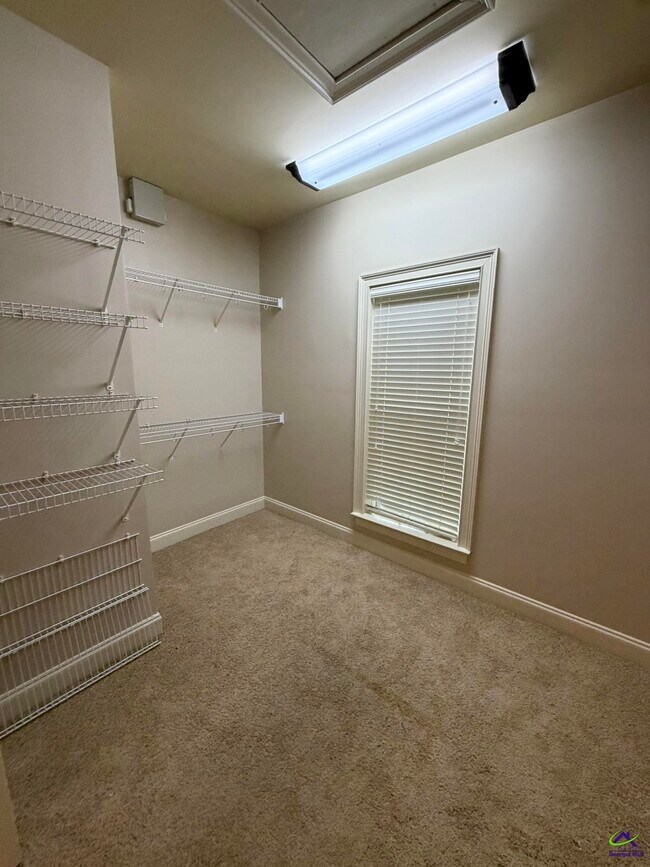 Building Photo - 254 Southfield Ct