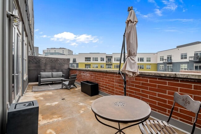 Building Photo - Gorgeous One Bedroom Luxury Condo in Ballp...