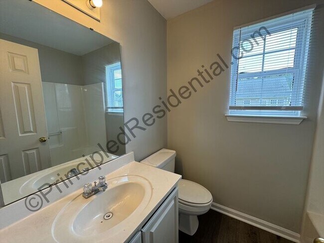 Building Photo - Charming 3 bedroom 2 bathroom home in Char...