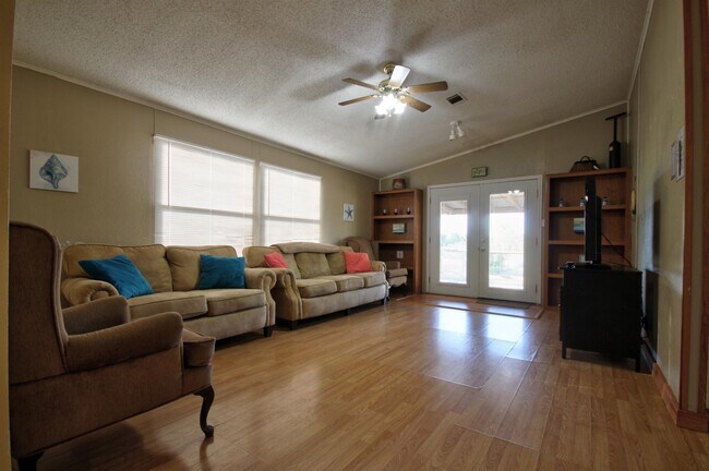 Building Photo - 1504 TX-261