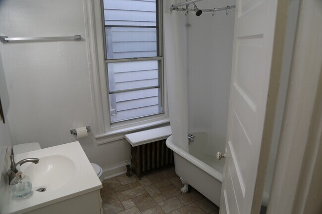 Building Photo - 424 N Jordan St