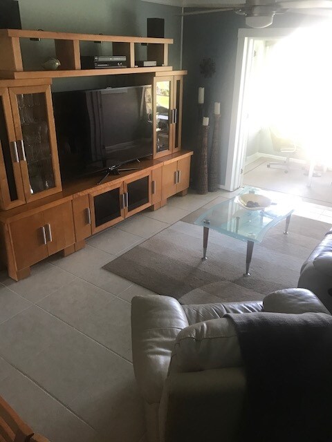 Building Photo - 2515 NE 1st Ct