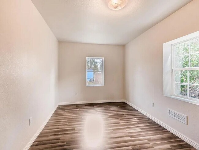 Building Photo - 2 Bed 1 Bath House Available Now