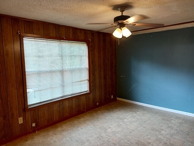 Building Photo - 1211 W Vine Ave