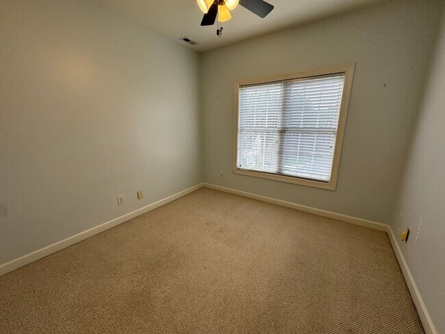 Building Photo - Available to Show