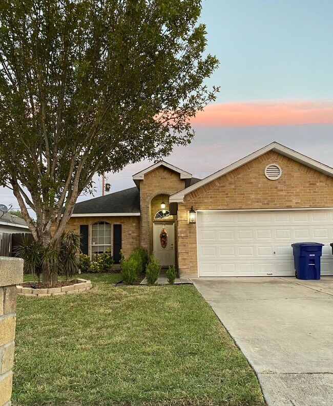 Building Photo - 7204 N 44th Ln