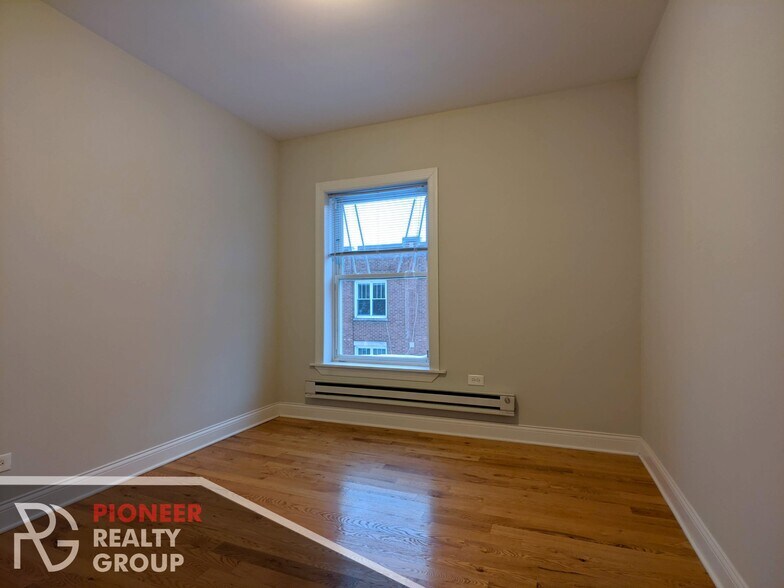 Building Photo - 953 W Cornelia Ave