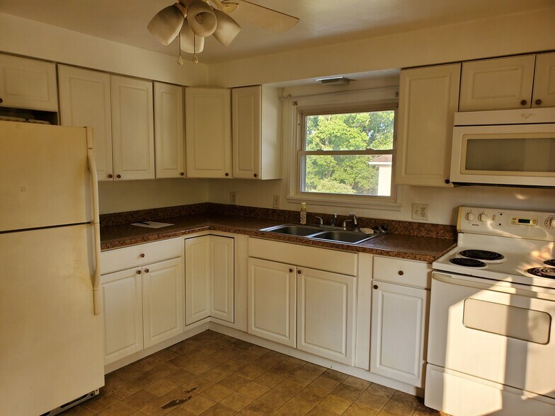 Building Photo - 163 Miron Ave