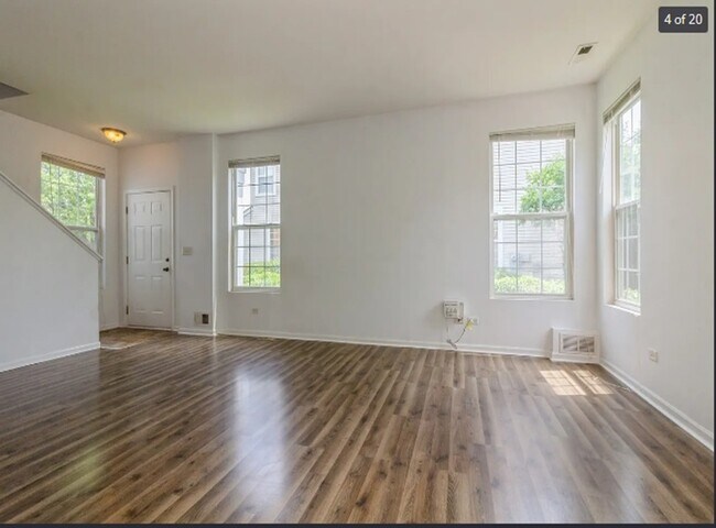 Building Photo - 4924 Montauk Dr