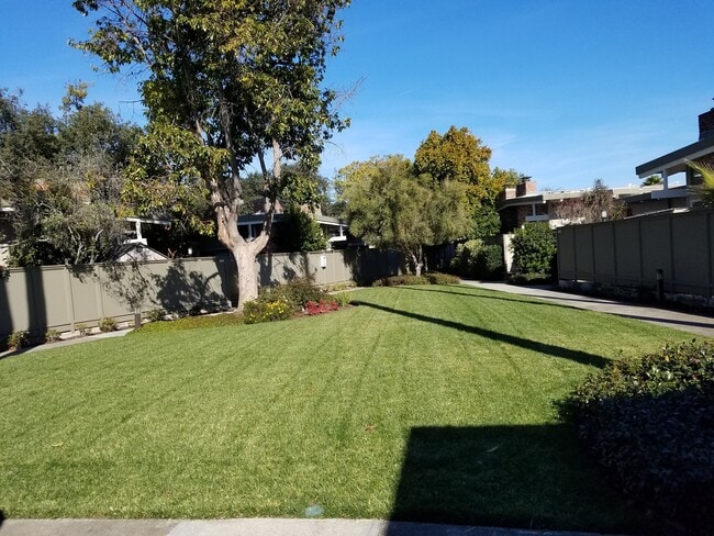 Building Photo - M/I Bonus! Nice Townhouse in Gated Complex...
