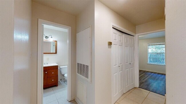 Building Photo - 916 Navarro Dr