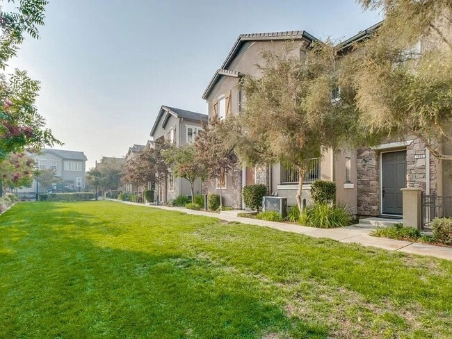 Building Photo - SAN JOSE-beautiful  townhome with tandem two car garage, newer construction