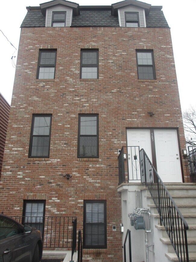 Primary Photo - 585 Bramhall Ave