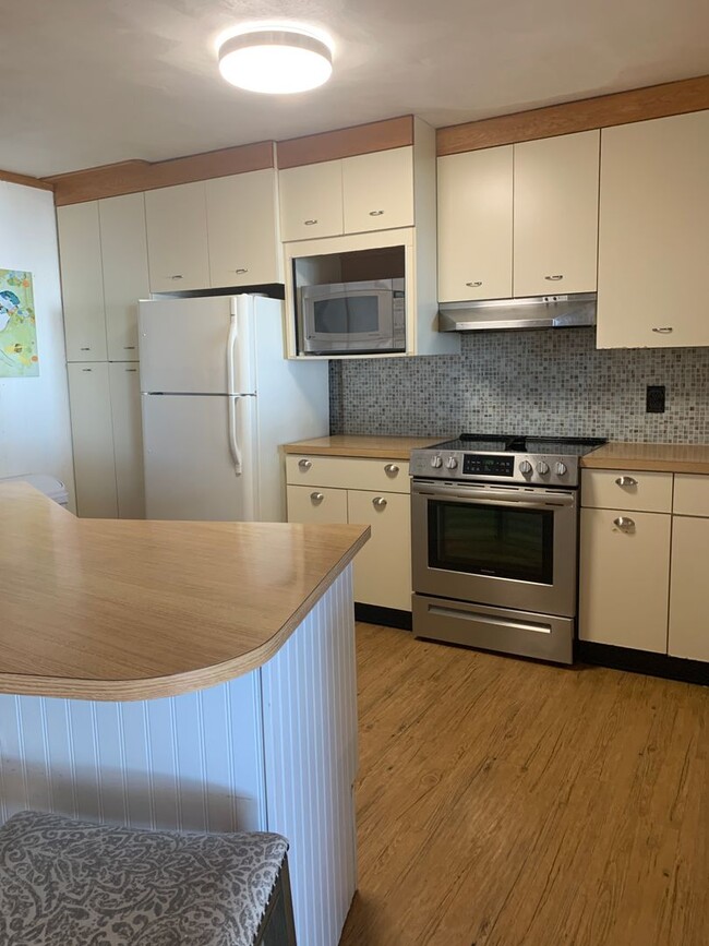 Building Photo - 3 Bedroom 2 Bath Home in Point Harbor Avai...