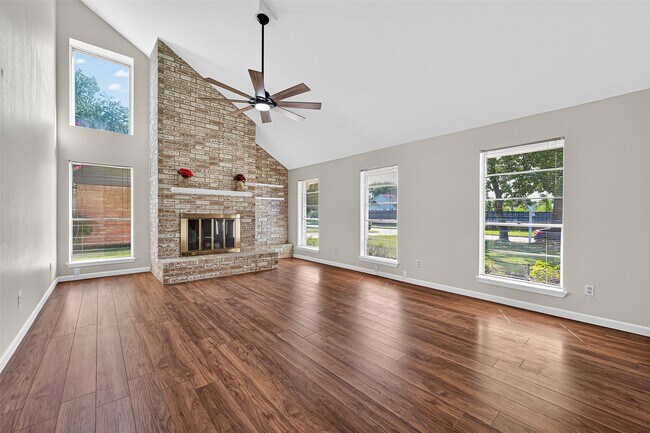 Building Photo - 813 Lakeview Dr