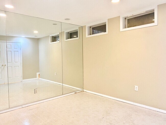 Building Photo - 3 Bedrooms Plus 2 Bonus Rooms!!! 2.5 Baths...