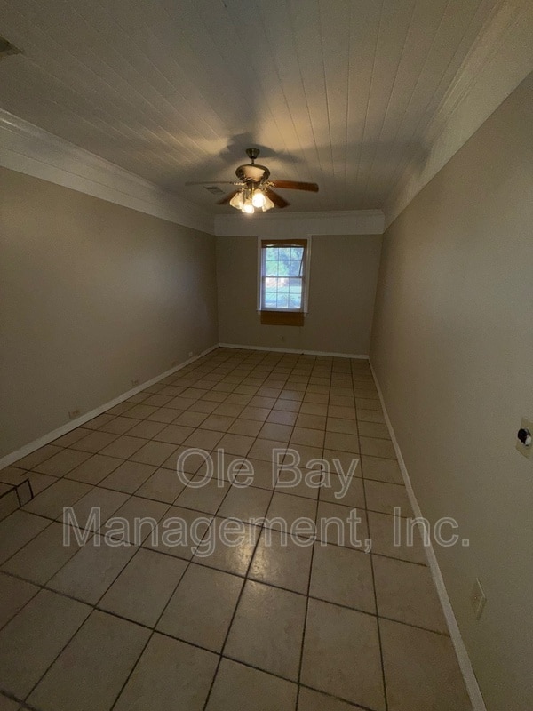 Building Photo - 427 Myrtlewood Ave