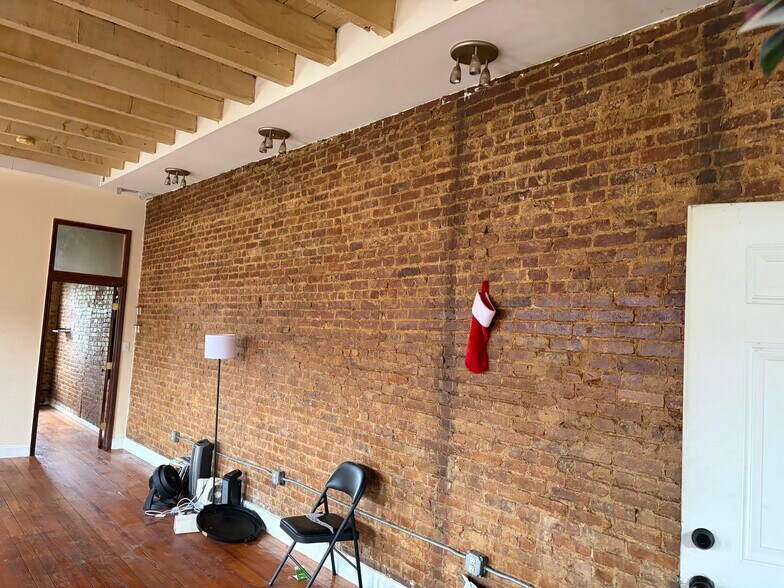 Building Photo - 623 Wilson Ave