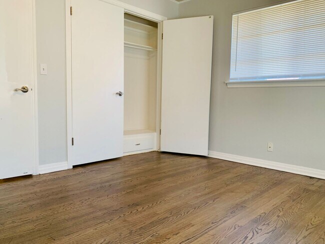 Building Photo - Awesome 3BD 2BA Home with HUGE Primary Bedroom in Lakewood Addition!!