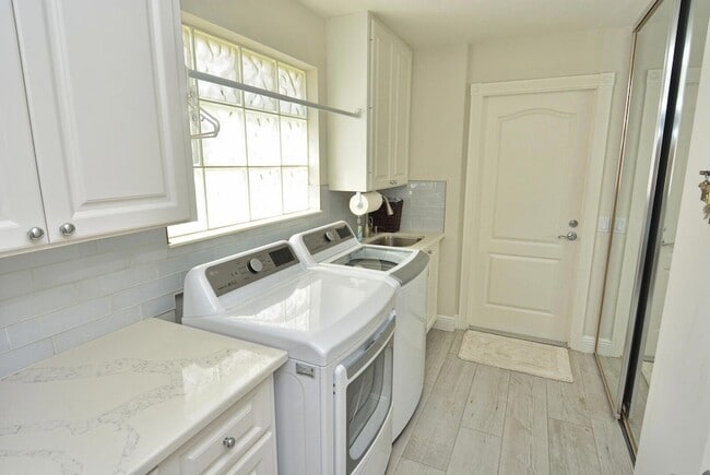 Building Photo - 1020 SW Balmoral Trce