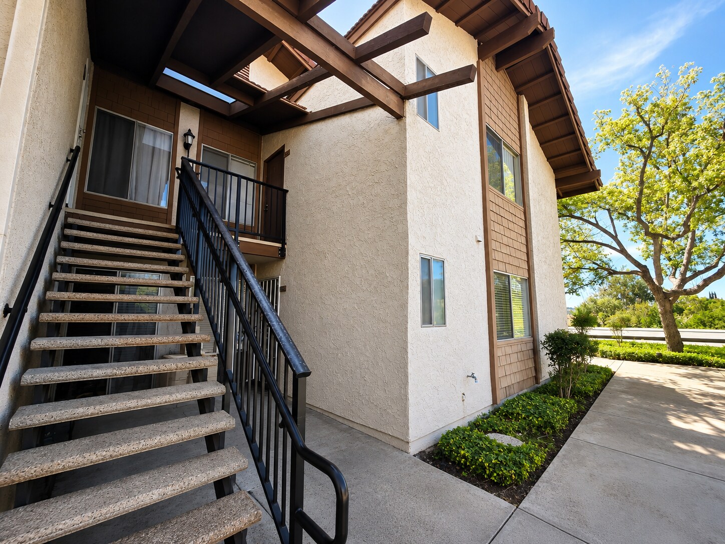 Building Photo - 901 Golden Springs Dr