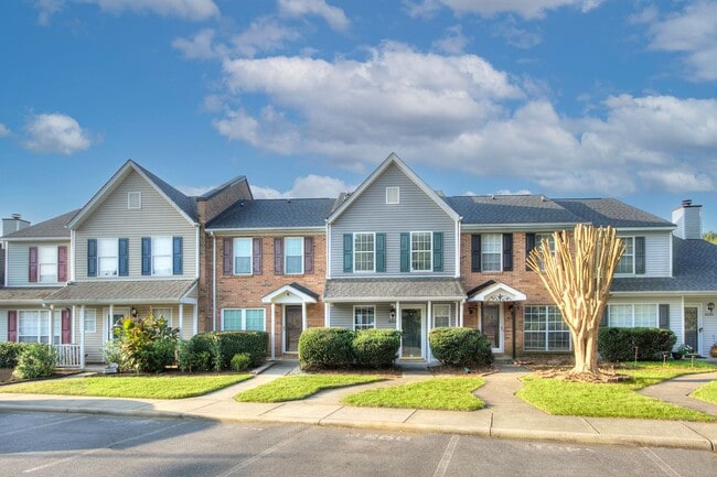 Building Photo - Discover this beautifully updated Raintree townhome featuring an open floor plan and a range of c...