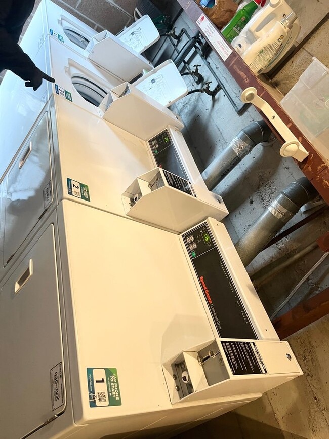 Building Photo - Newly Renovated 2x1 behind Bon Air!