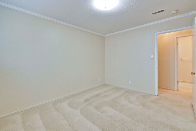 Building Photo - Excellent 4 bed 2.5 Bath Single Family Home!