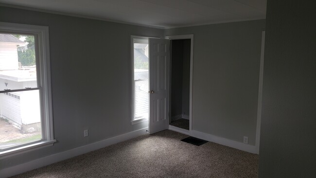 Walk-In Closet; Walk-Through Bedroom/Office - 211 N Prairie St