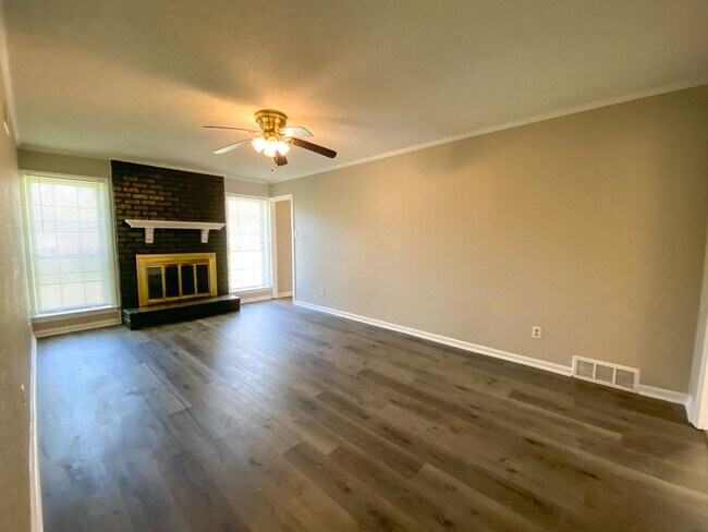 Building Photo - 3 bed, 2 bath home with access to 79 and 40.