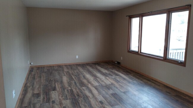 Building Photo - 1915 E Dodge St