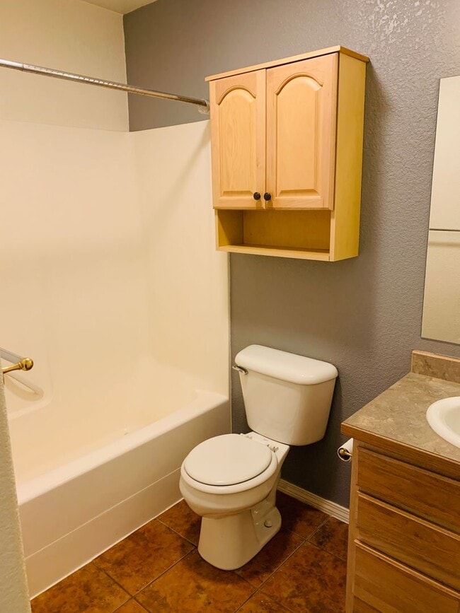 Building Photo - Large Yard - 3 Bed - 2 Bath - Pet Friendly