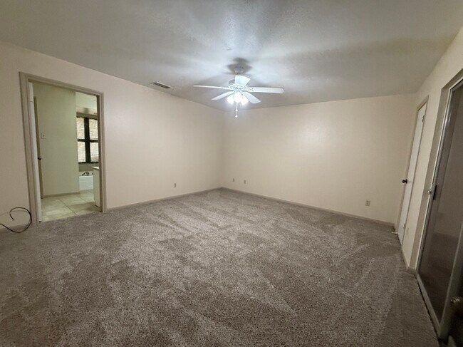 Building Photo - 2920 Cambridge Ln