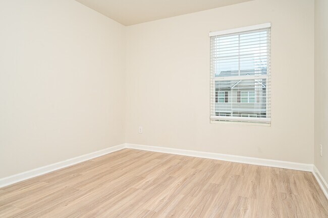 Building Photo - 2851 Saratoga Lake View